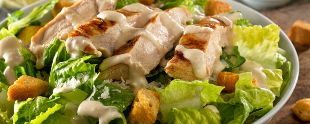 Salada caesar: aprenda a fazer o molho, frango grelhado e mais