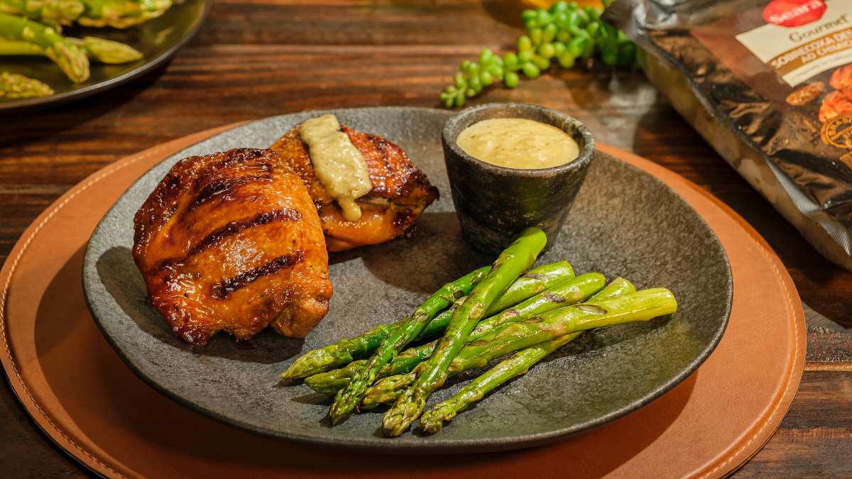 Sobrecoxa de frango na churrasqueira: 5 dicas para deixar a carne suculenta