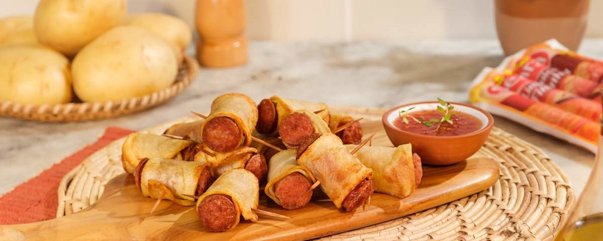 Aperitivo simples e delicioso feito com batata e linguiça no palito. Veja como fazer!