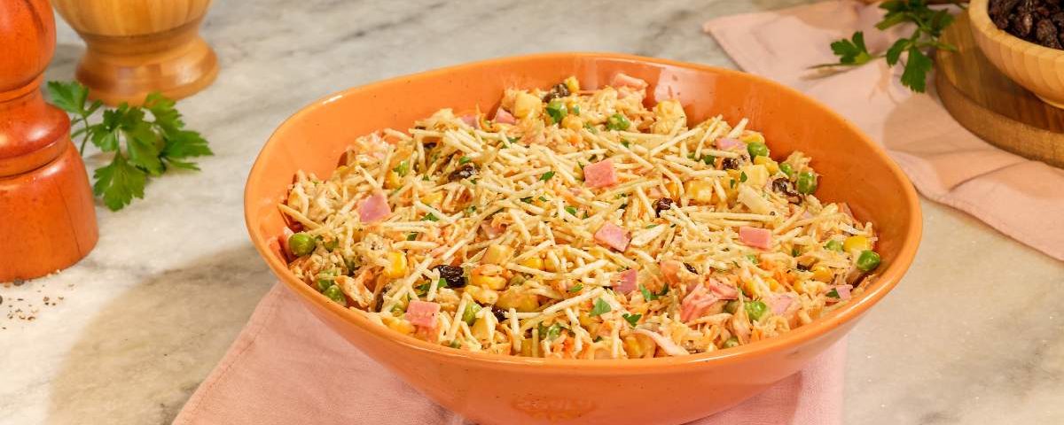 Comidas leves e frescas com frango para jantar no calor