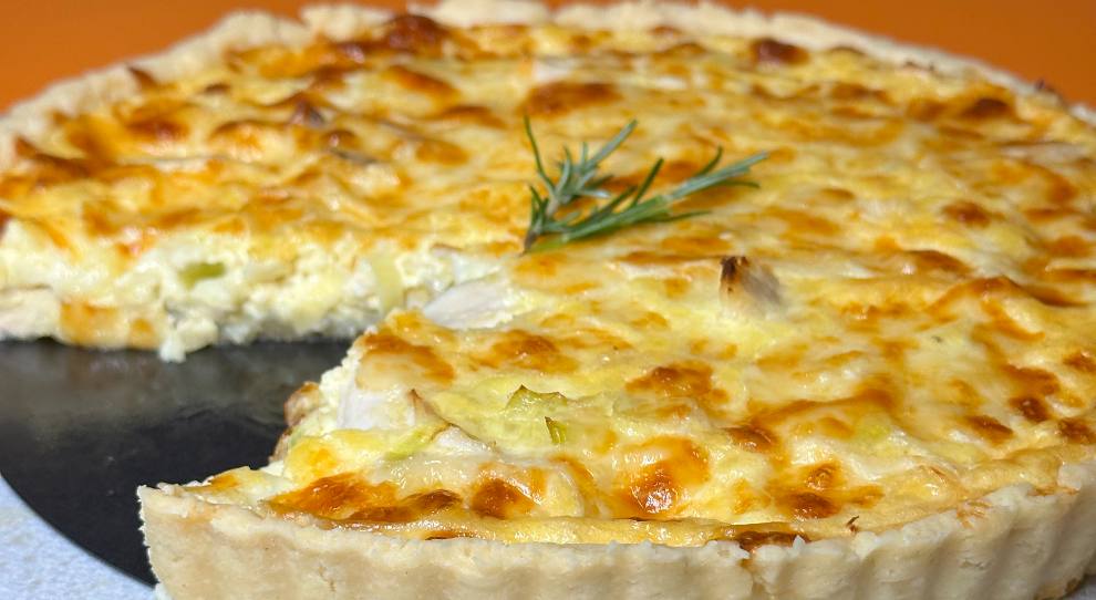 Quiche de frango fiesta seara com alho poró inteira em um prato. 