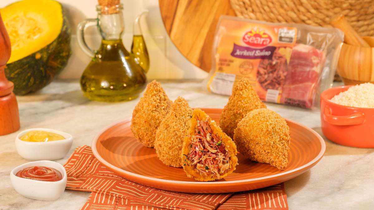 Coxinha de Abóbora Recheada com Carne Suína Acebolada