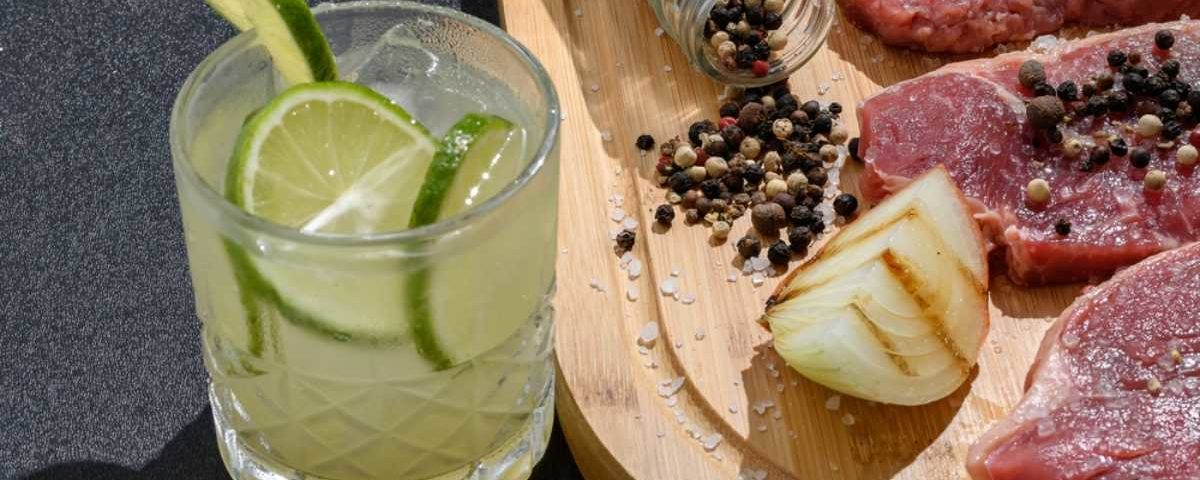 10 caipirinhas diferentes que combinam com churrasco