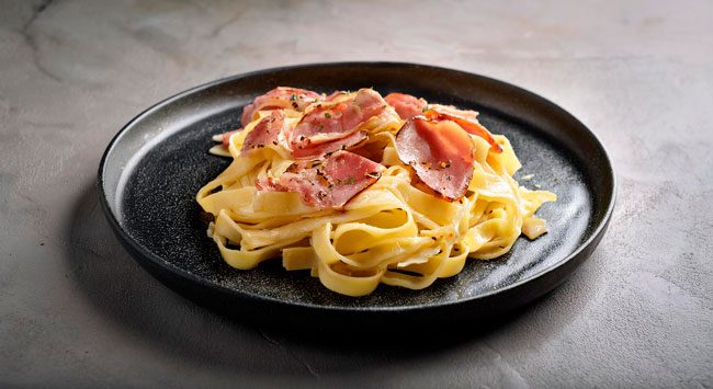 Macarrão à Carbonara com Pastrami