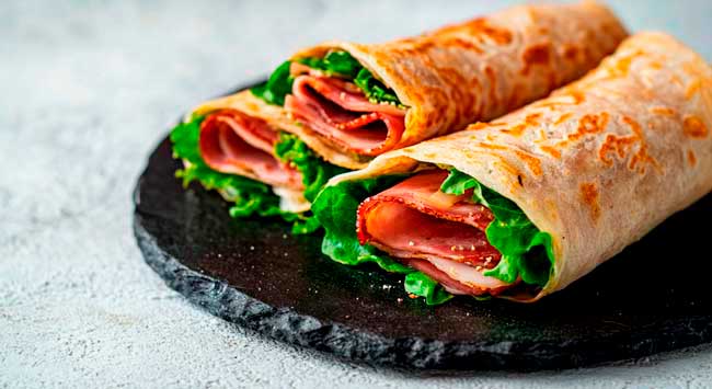 Wrap de Pastrami com Alface e Pepino