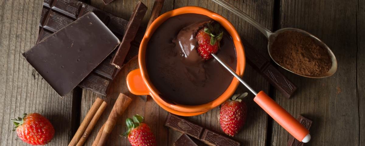 Como derreter chocolate para fondue sem panela de fondue?