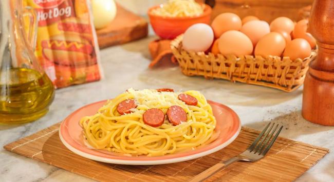 Espaguete à Carbonara com Salsicha