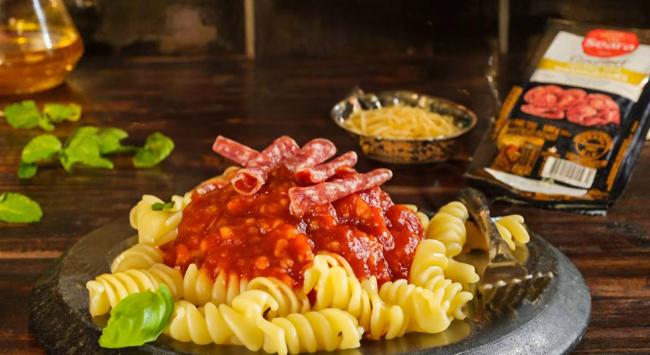 Macarrão com Molho de Salame