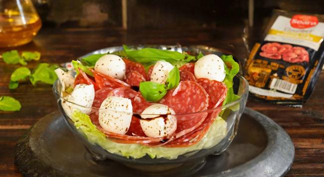 Salada Caprese com Salame