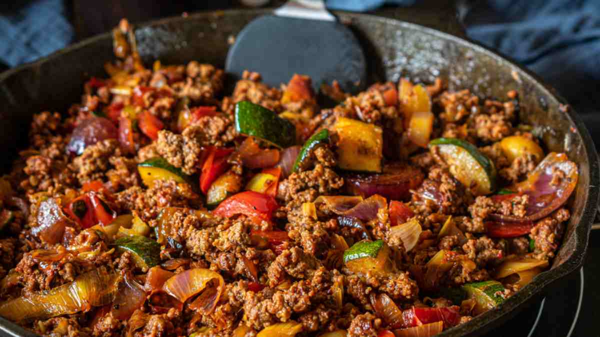 Carne moída feita de acém friboi com tomates picados e molho de tomate.