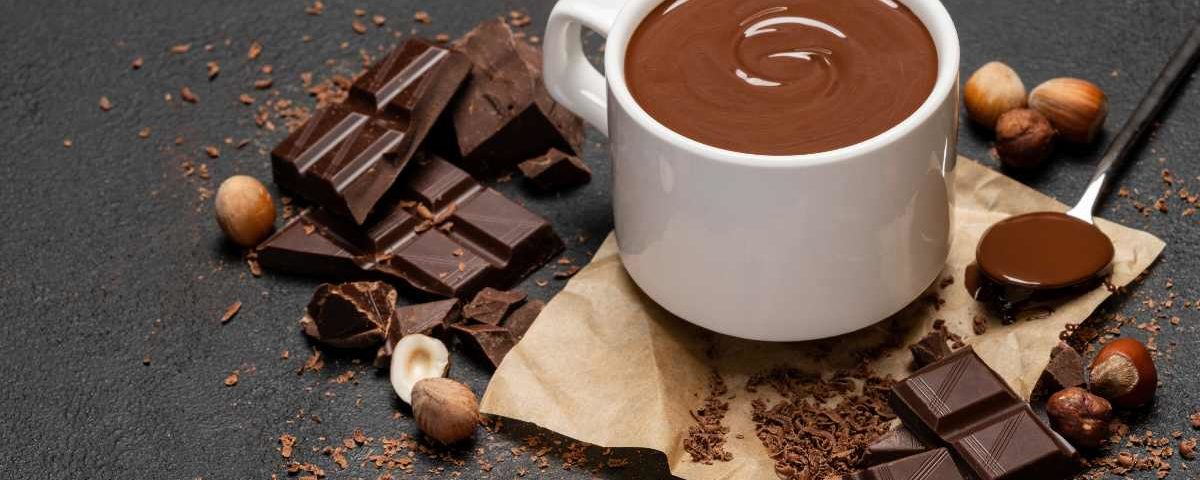 Chocolate quente bem cremoso com creme de leite de caixinha e poucos ingredientes