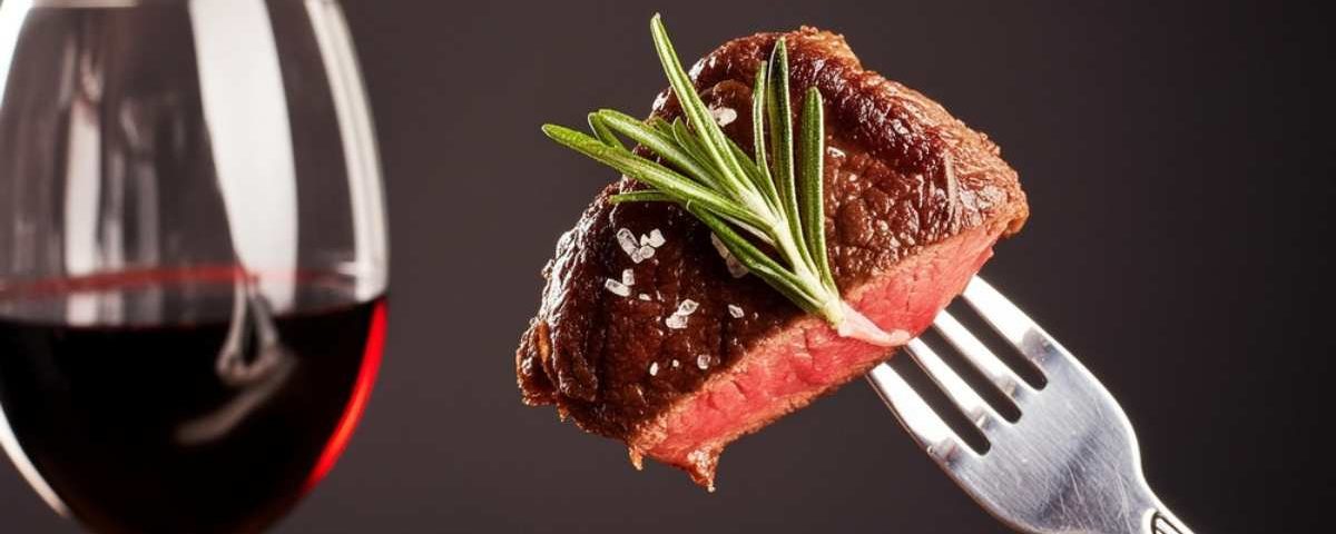 Qual vinho combina com churrasco? Venha ver essas opções!