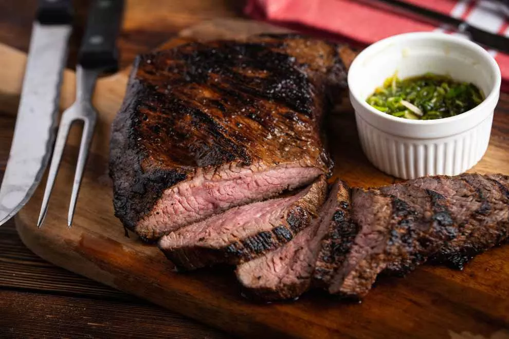 carne friboi para churrasco argentina encima de uma tábua de madeira 