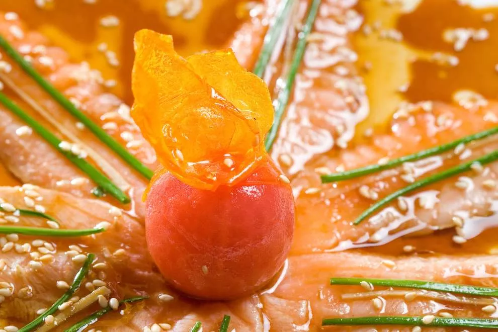 Carpaccio de salmão com molho de tomate