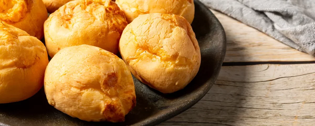 Pão de queijo fit na airfryer para comer no café da manhã e lanche sem culpa