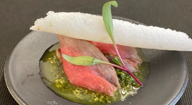 Roastbeef Sertanejo com Beiju de Tapioca na Manteiga de Garrafa e Gremolata de Coentro