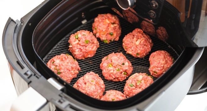 Almôndegas ainda cruas no cesto da airfryer