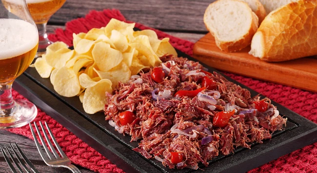 Carne Seca Acebolada com Pimenta Biquinho e Chips de Mandioca