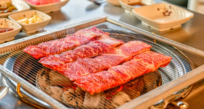 Carne crua na grelha da churrasqueira coreana