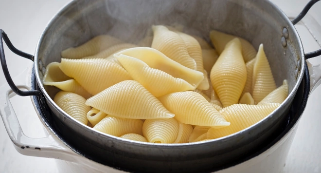 Macarrão conchiglione escorrendo depois de ser cozido