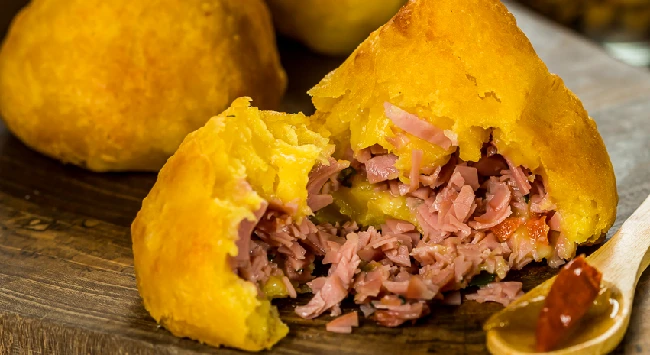 Coxinha de Batata-Baroa com Mortadela Tradicional