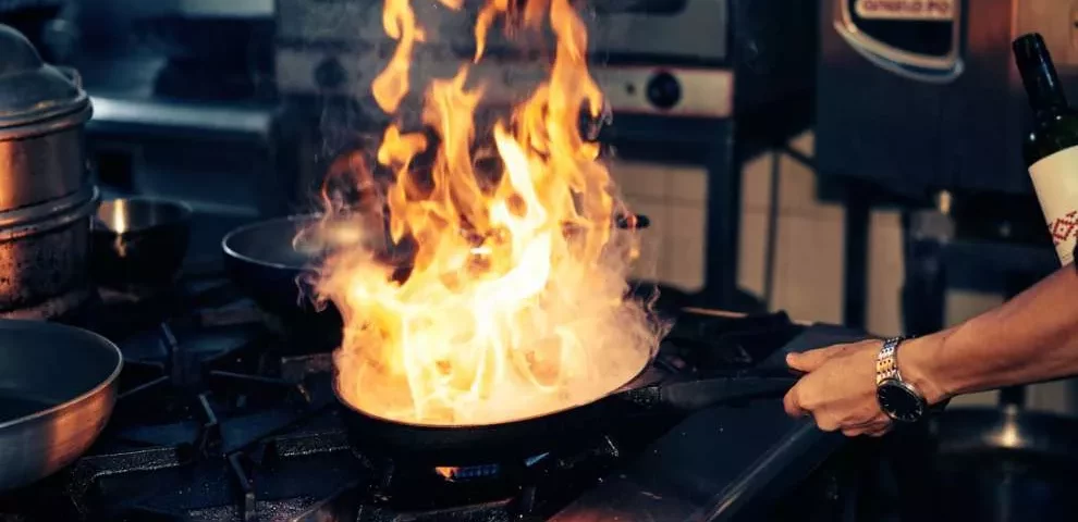 Como flambar carne para uma receita profissional?