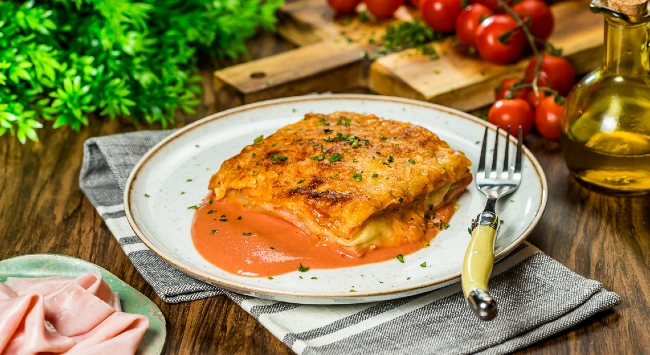 Lasanha de Presunto e Queijo com Molho Aurora