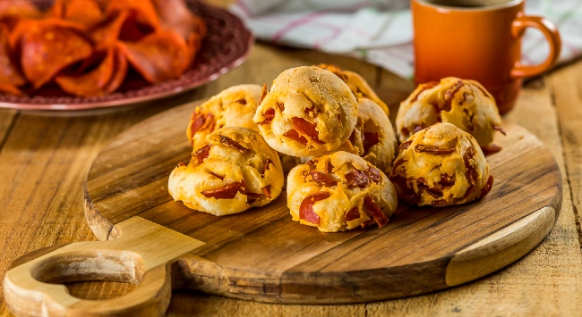 Pão de Queijo de Pepperoni com Queijo Minas Curado