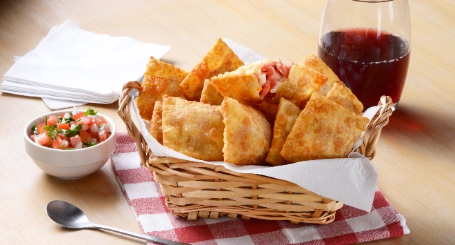 Pastel de Calabresa com Queijo