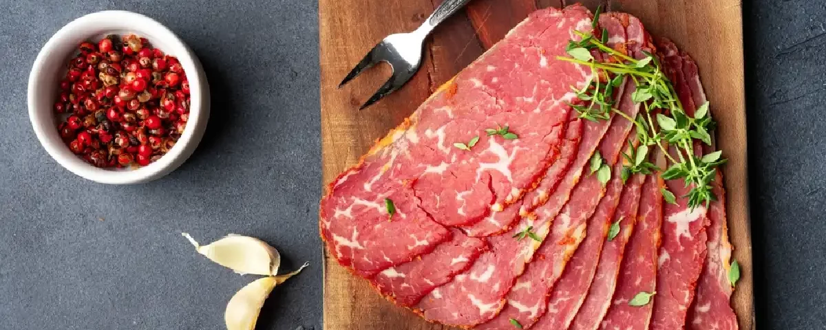 Qual a diferença entre pastrami e rosbife?