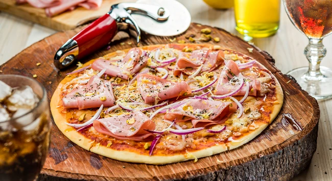 Pizza de Mortadela Italiana com Pistache e Raspas de Limão