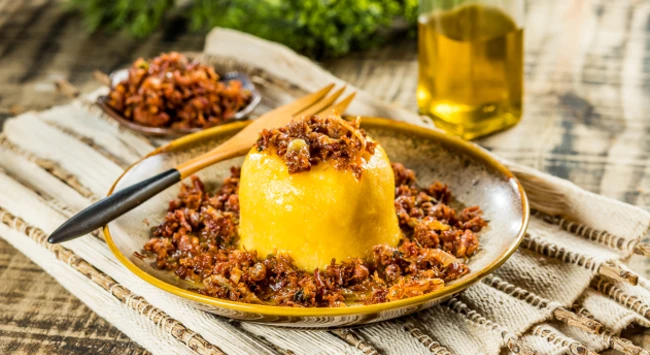 Polenta com Jerked Beef Acebolado