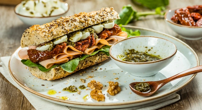 Sanduíche de Peito de Frango Defumado com Rúcula, Tomate Seco e Pesto