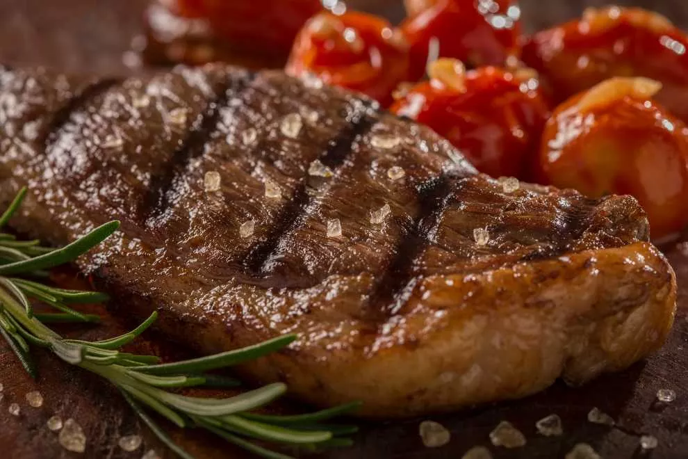 picanha grelhada em uma tabua de madeira 