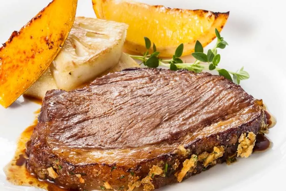 picanha falsa em um prato branco com frutas ao lado