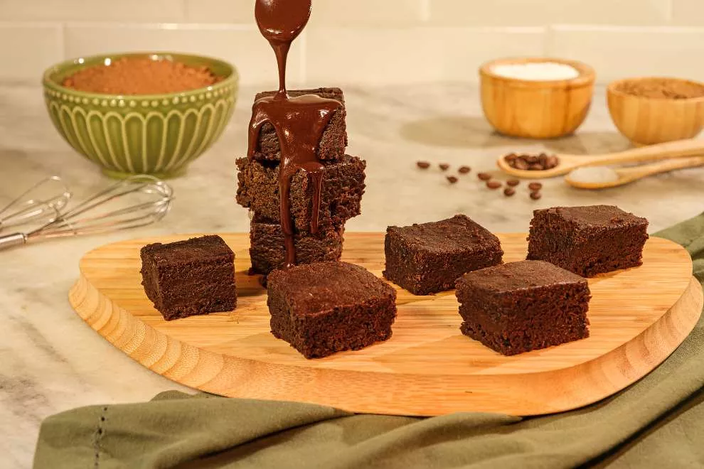 bolo cortado em quadradinhos com cobertura de chocolate