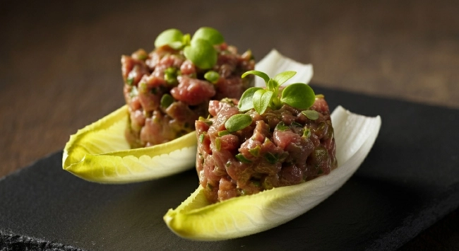 Steak tartare servido em folhas de endívia.