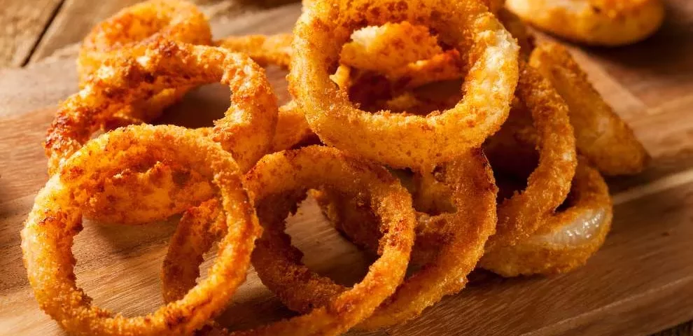 Como fazer cebola empanada: onion rings para o hambúrguer!