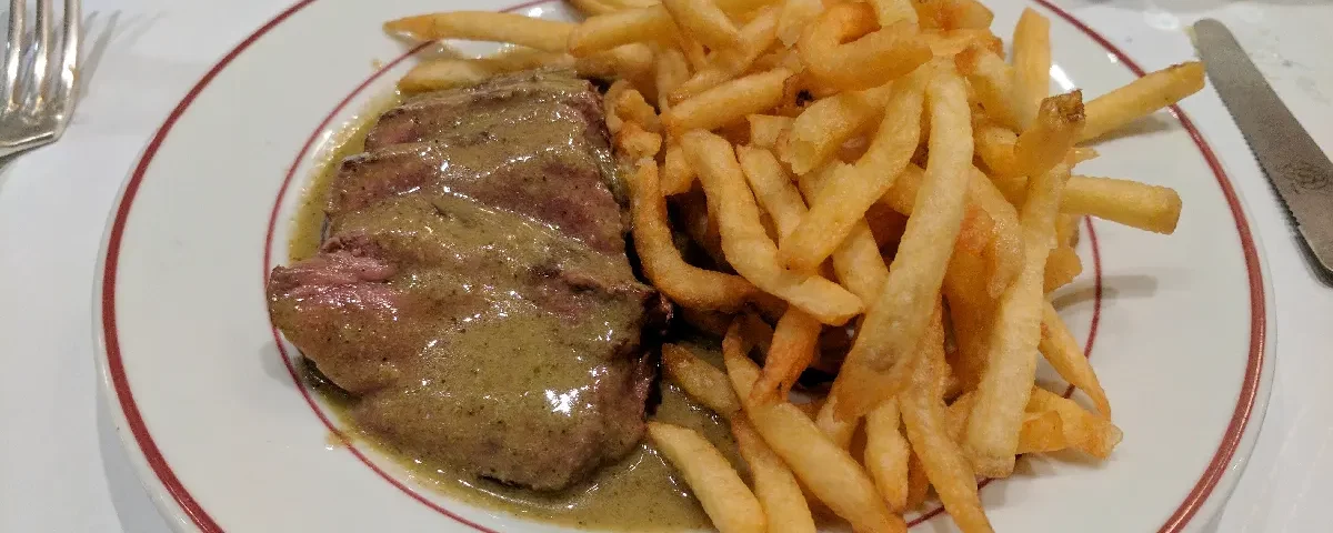 Steak frites, o bife com fritas e molho que é sucesso entre os franceses. Aprenda a fazer!