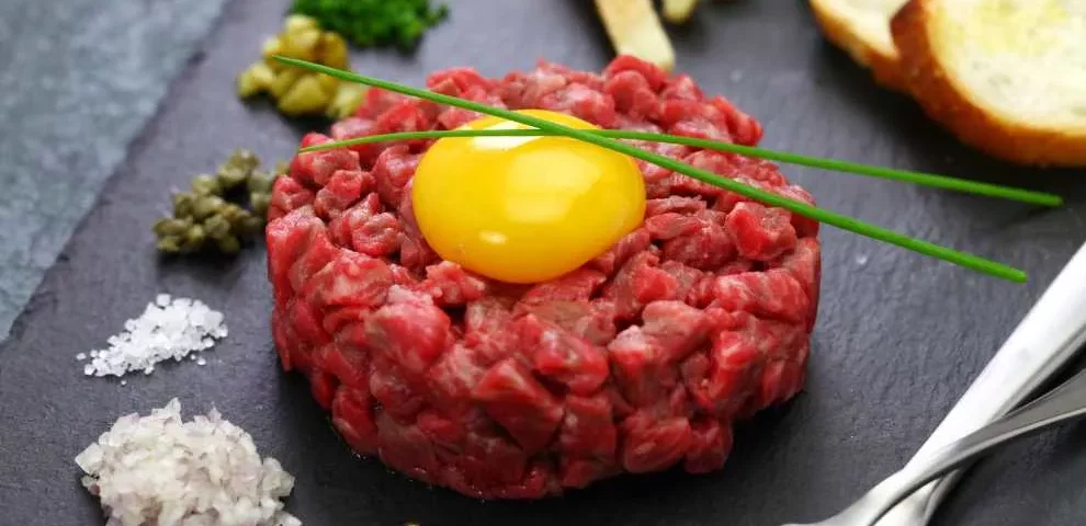 Steak tartare: 3 versões do clássico francês (com receitas)