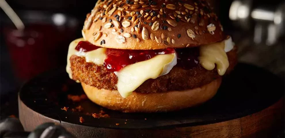 Hamburguer de frango empanado: opção para variar o burguer