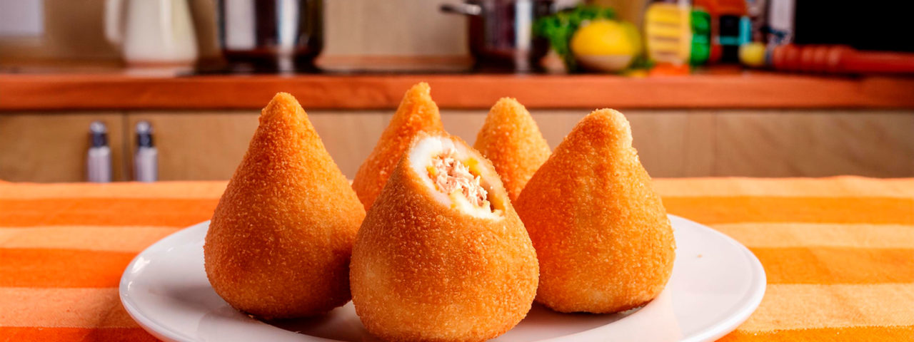 Receitas de petiscos: Coxinhas de frango recheadas com queijo