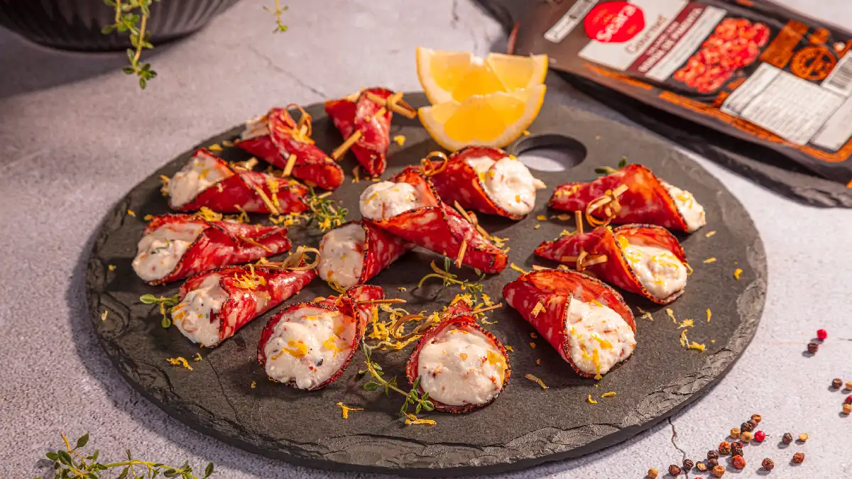 Aperitivo de Salame Recheado com Creme de Queijo