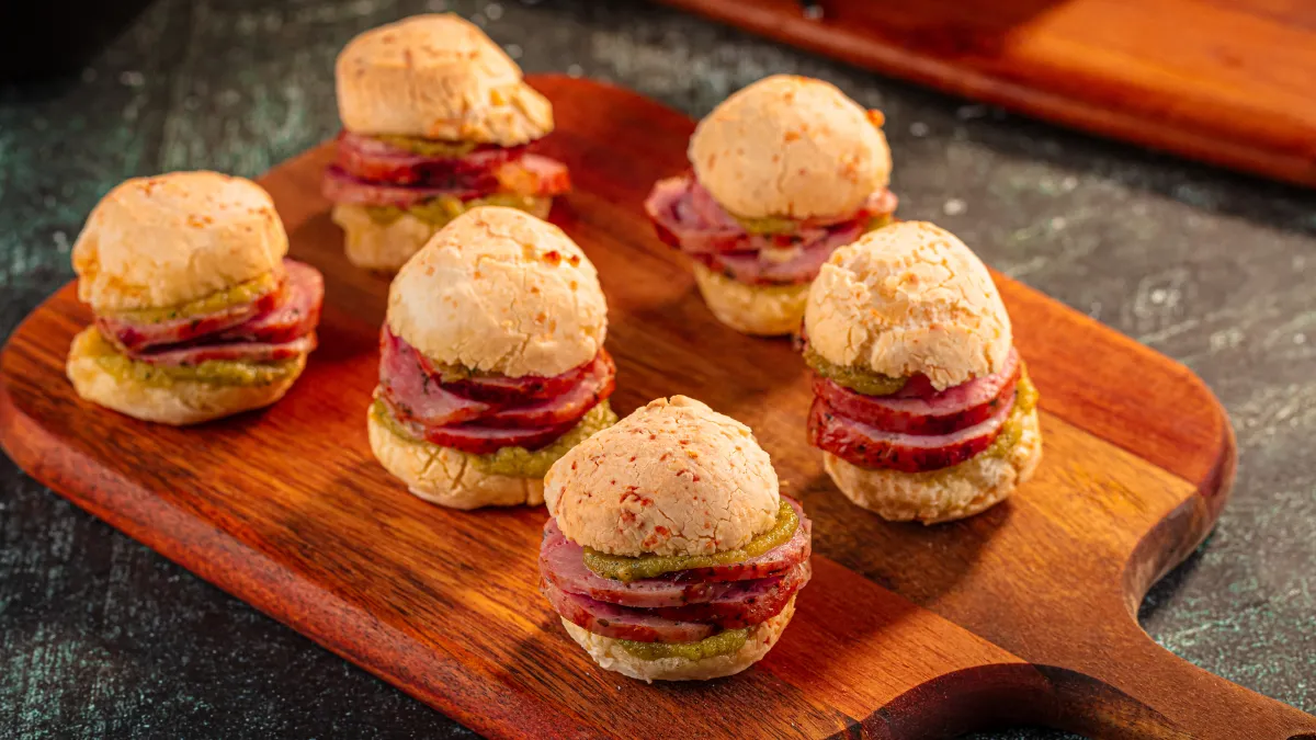 Pão de Queijo Recheado com Linguiça