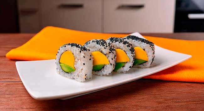 Sushi de manga com abacate e gergelim preto