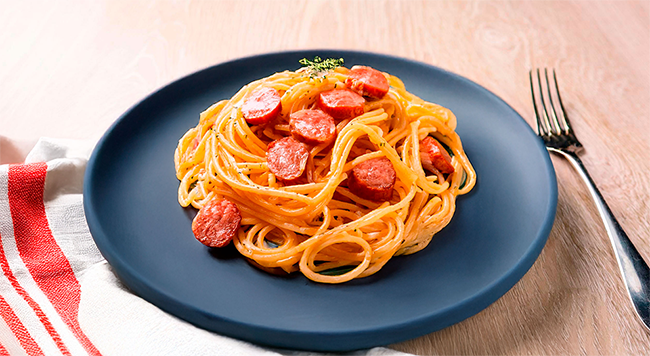 Espaguete à carbonara com linguiça fininha