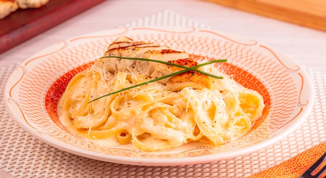 Fettuccine Alfredo com Frango