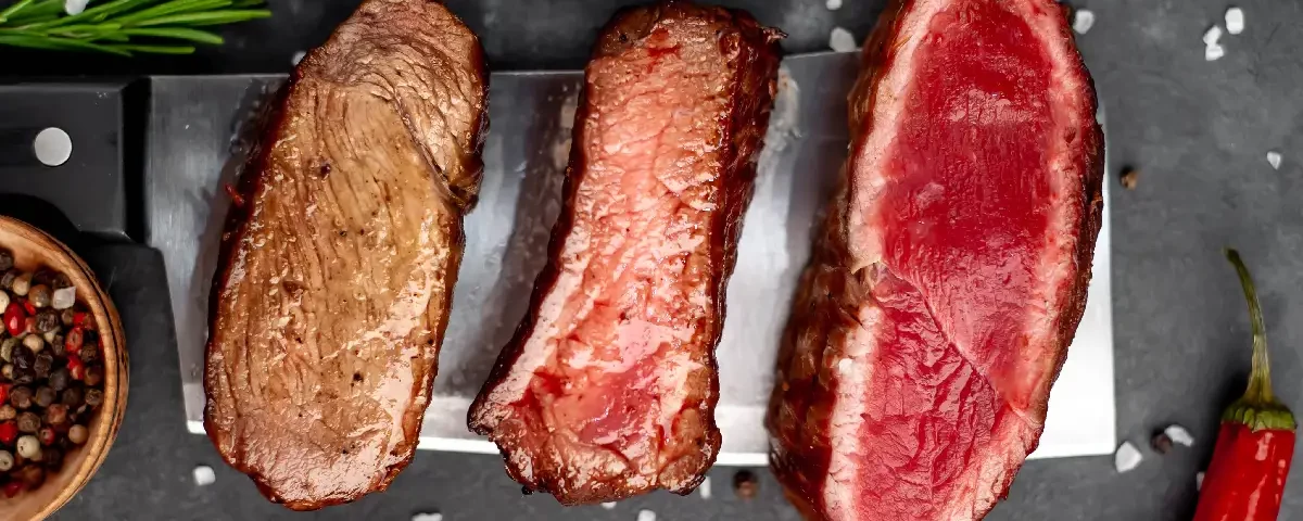 Carne mal passada: o que é o líquido vermelho da carne? 