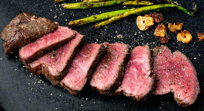 Fatias de corte de carne peixinho grelhadas ao ponto.