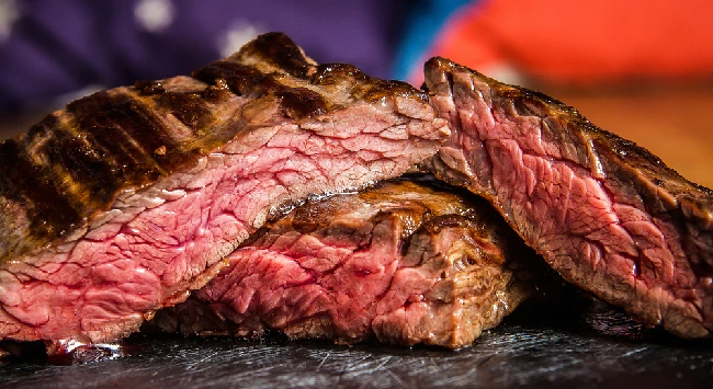 Corte de carne peixinho grelhado ao ponto.